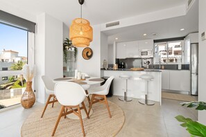 Kjøleskap, mikrobølgeovn, ovn og oppvaskmaskin