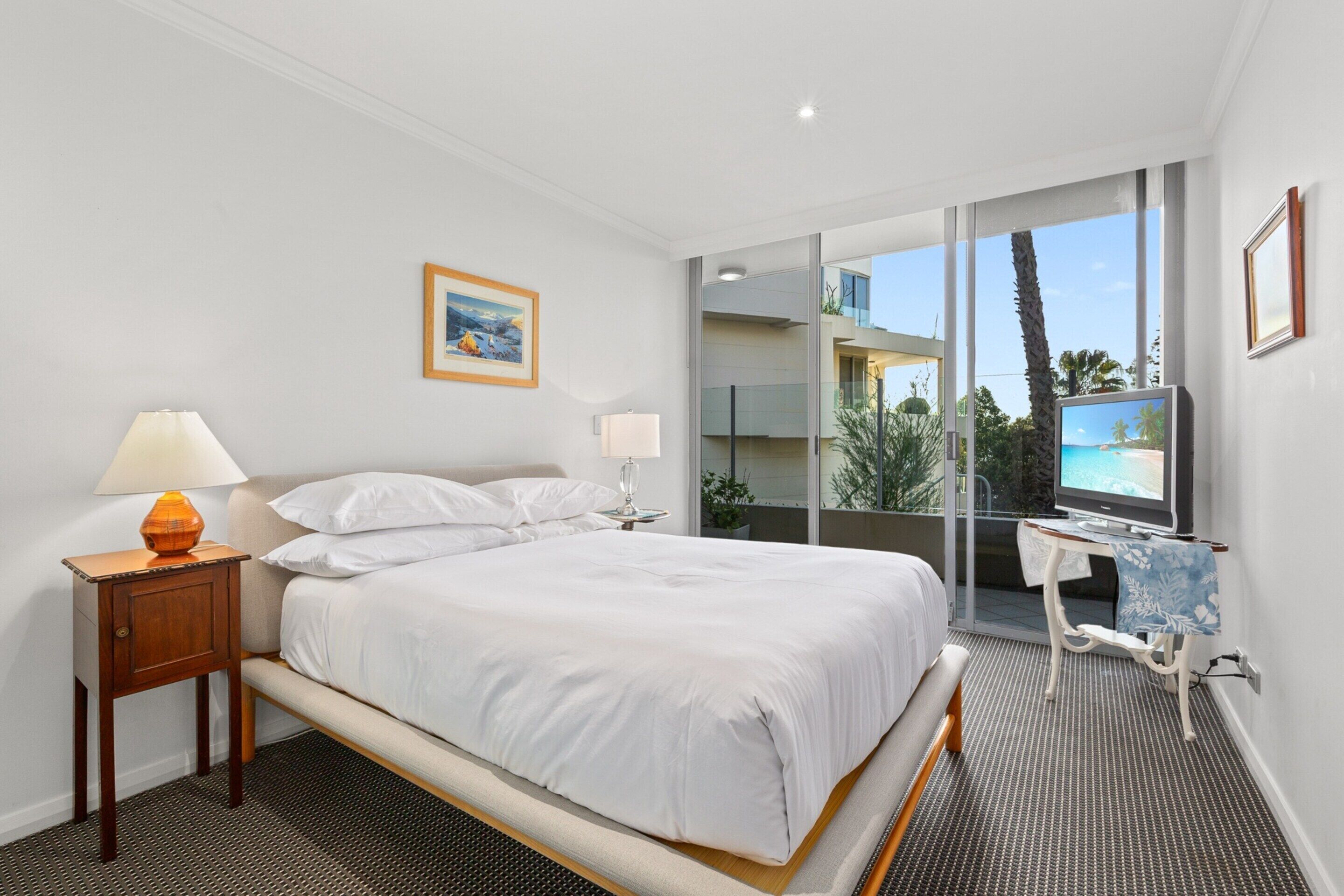 2 bedrooms, laptop workspace, iron/ironing board, bed sheets