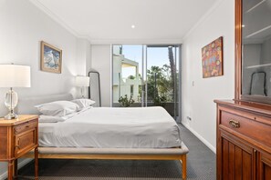 شقة | 2 عدّة غرف نو�م ومساحة عمل للكمبيوتر المحمول ومكواة/لوح كي وملاءات أسرّة