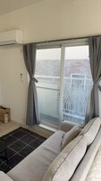 Duplex família, sacada | Cortinas blackout, ferros/tábuas de passar roupa, Wi-Fi de cortesia