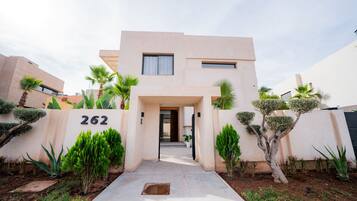 المنشأة من الخارج