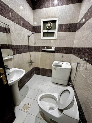 Shower, slippers, towels, soap - Razan Home 1 for serviced apartments (Riyadh)