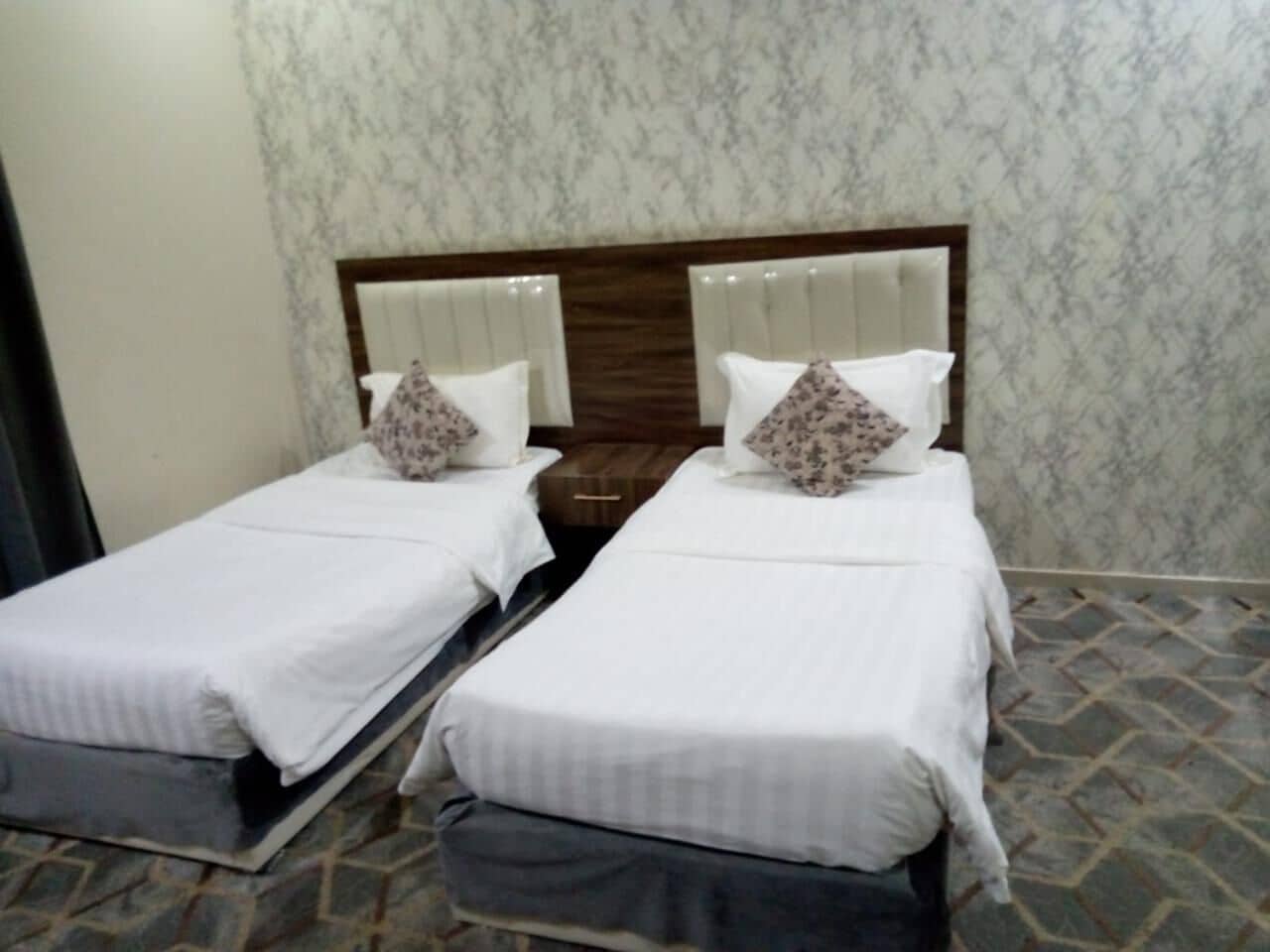 Ropa de cama hipoalergénica y espacio para trabajar con un portátil