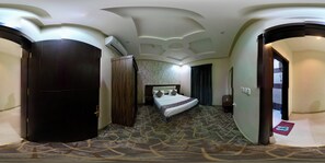 Quarto clássico | Roupas de cama antialérgicas, espaço de trabalho para notebook