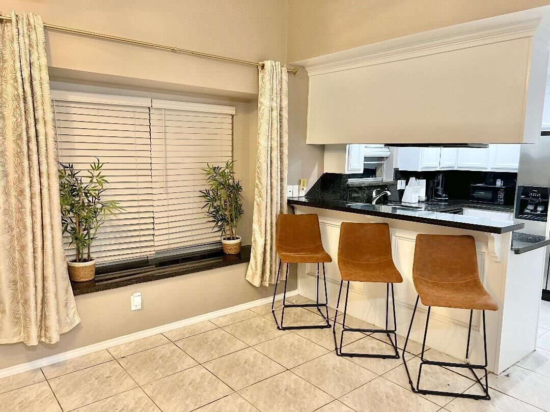 Mikroaaltouuni, liesi, astianpesukone