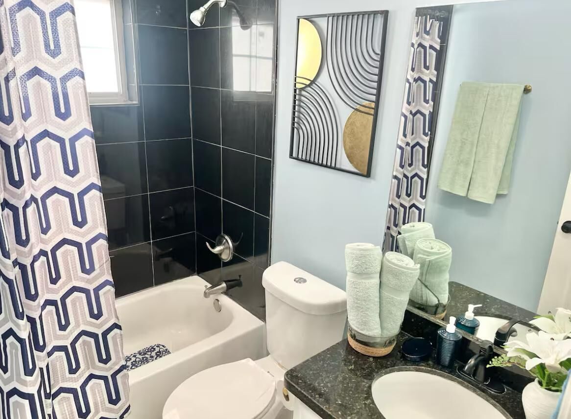 Douche, sèche-cheveux, serviettes fournies, savon