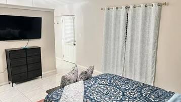4 bedrooms, iron/ironing board, WiFi, bed sheets