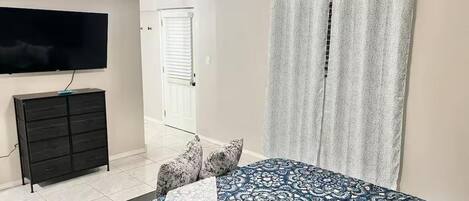 4 habitaciones, tabla de planchar con plancha, wifi y ropa de cama
