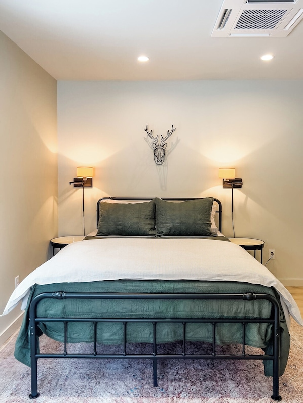 2 bedrooms, iron/ironing board, Internet, bed sheets
