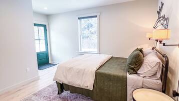 2 bedrooms, iron/ironing board, internet, bed sheets