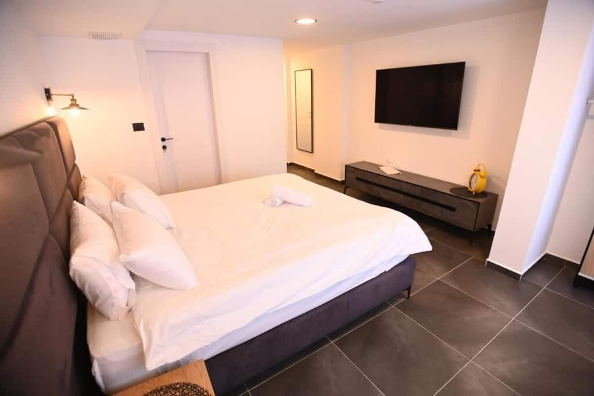 In-room safe, soundproofing, iron/ironing board, free WiFi