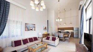 Un salon moderne avec un canapé, une table basse et un espace dédié à la télévision.