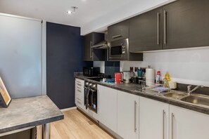 Fridge, microwave, oven, stovetop - Contractor Friendly - Discounts, Group Stays, Families, Free Wi-Fi, Free Parking (Platt Bridge)