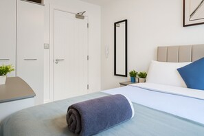 4 bedrooms, desk, iron/ironing board, free WiFi - Contractor Friendly - Discounts, Group Stays, Families, Free Wi-Fi, Free Parking (Platt Bridge)