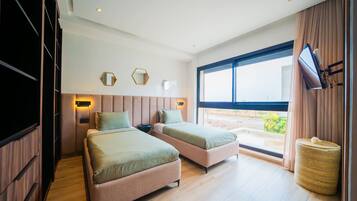 5 bedrooms, iron/ironing board, WiFi, bed sheets