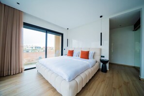 5 bedrooms, iron/ironing board, WiFi, bed sheets