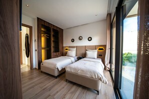 5 bedrooms, iron/ironing board, WiFi, bed sheets