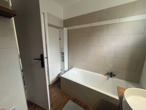 Haartrockner, Handtücher, Seife, Toilettenpapier