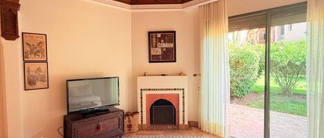 Een smart-tv en een open haard