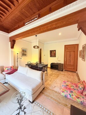 Smart TV, fireplace - 2-bed Apartment with Garden & shared Pool- Moroccan - Modern Style (Marrakech)