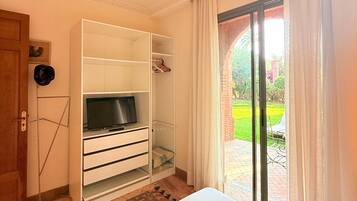 2 bedrooms, in-room safe, iron/ironing board, free WiFi