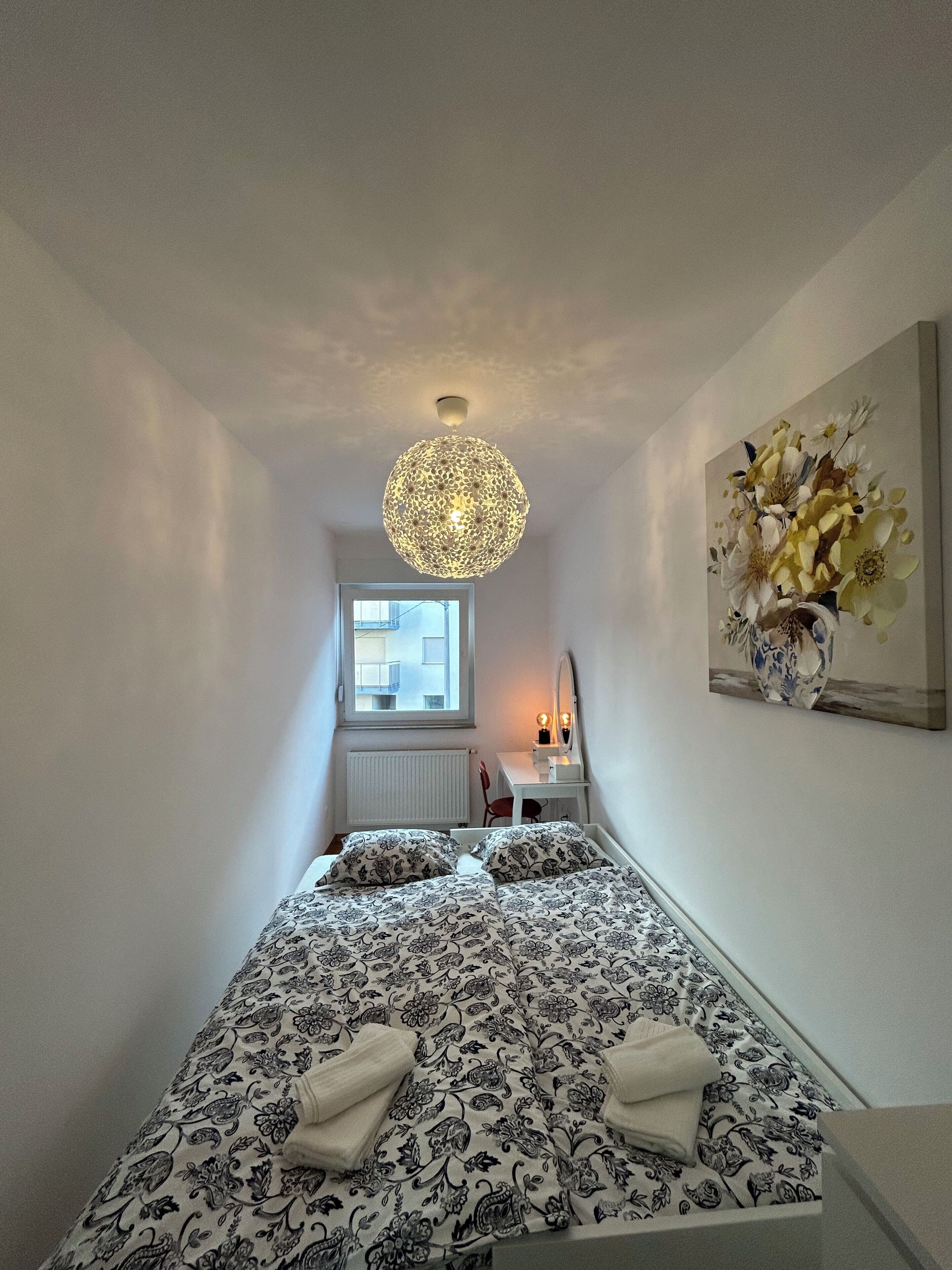 Apartamento clásico, balcón | Sistema de insonorización, tabla de planchar con plancha, wifi gratis