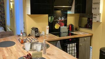 Een microgolfoven, een oven, een kookplaat