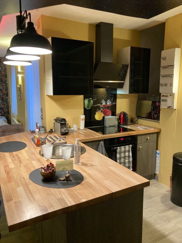 Microondas, horno y placa de cocina