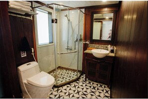 Shower, hair dryer, towels, soap - Vietsails cruises (Ha Long)