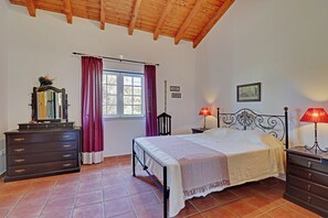 3 bedrooms, iron/ironing board, internet, bed sheets