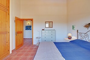 3 bedrooms, iron/ironing board, internet, bed sheets