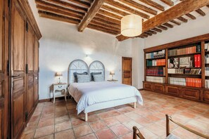 6 Schlafzimmer, Schreibtisch, Bügeleisen/Bügelbrett, Reisekinderbett