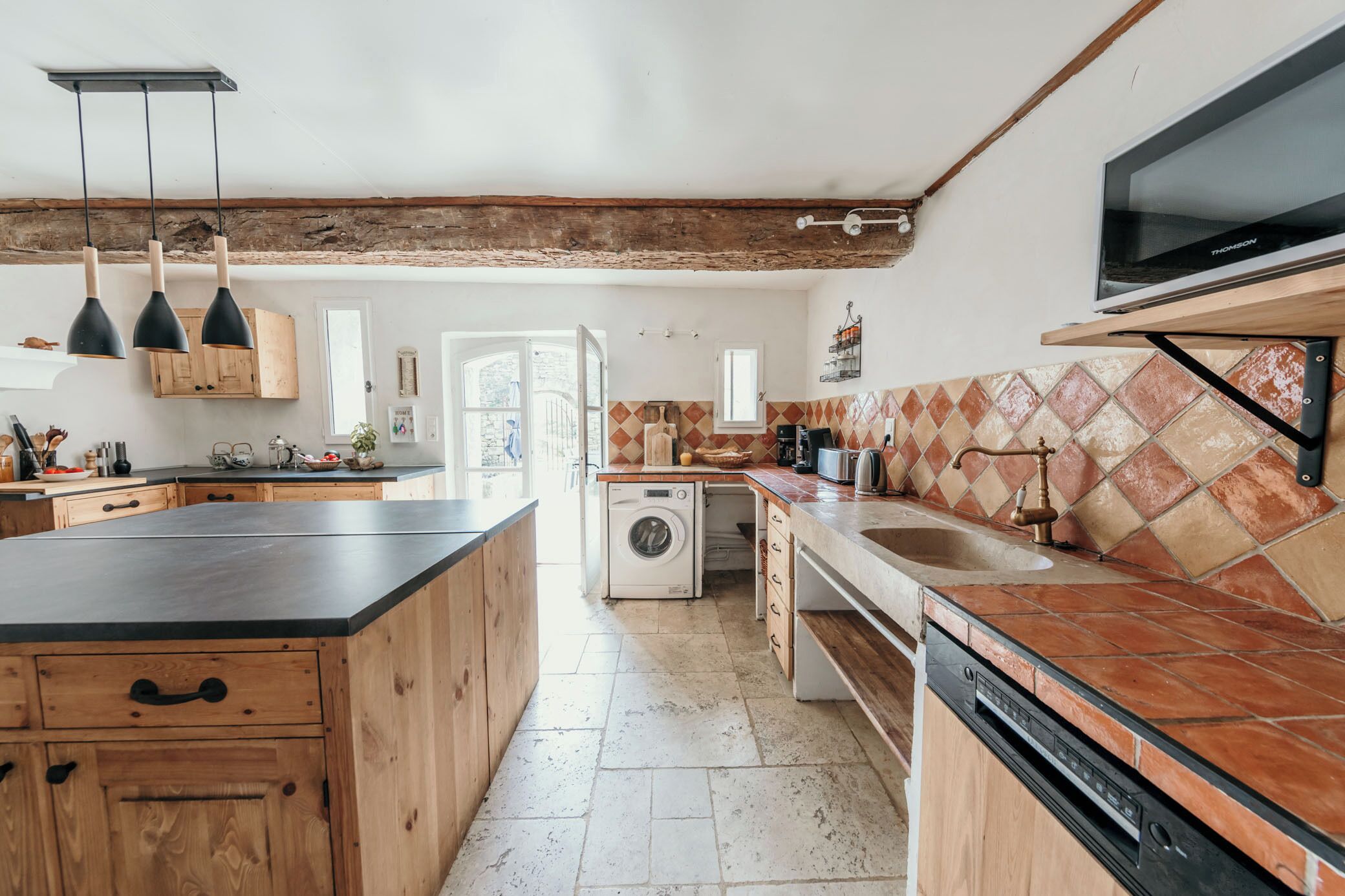 Kylskåp, mikrovågsugn, ugn och spishäll