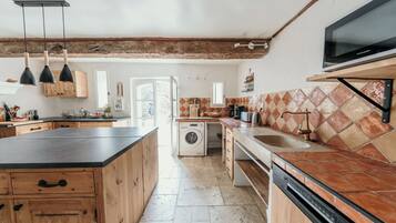 Køleskab, mikrobølgeovn, ovn, kogeplade