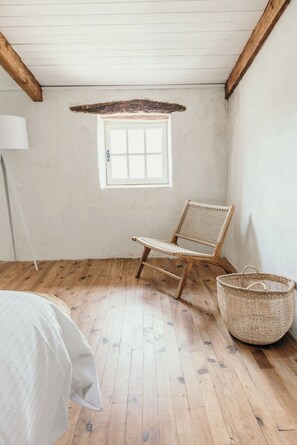 6 bedrooms, desk, iron/ironing board, travel cot