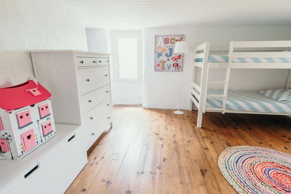 6 bedrooms, desk, iron/ironing board, travel cot