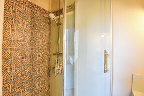Douche, articles de toilette gratuits, sèche-cheveux