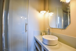 Dusche, Haartrockner, Handtücher