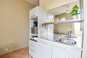 Kühlschrank, Mikrowelle, Herdplatte, Wasserkocher mit Kaffee-/Teezubehör