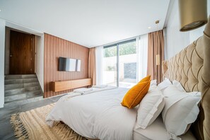 5 bedrooms, iron/ironing board, WiFi, bed sheets