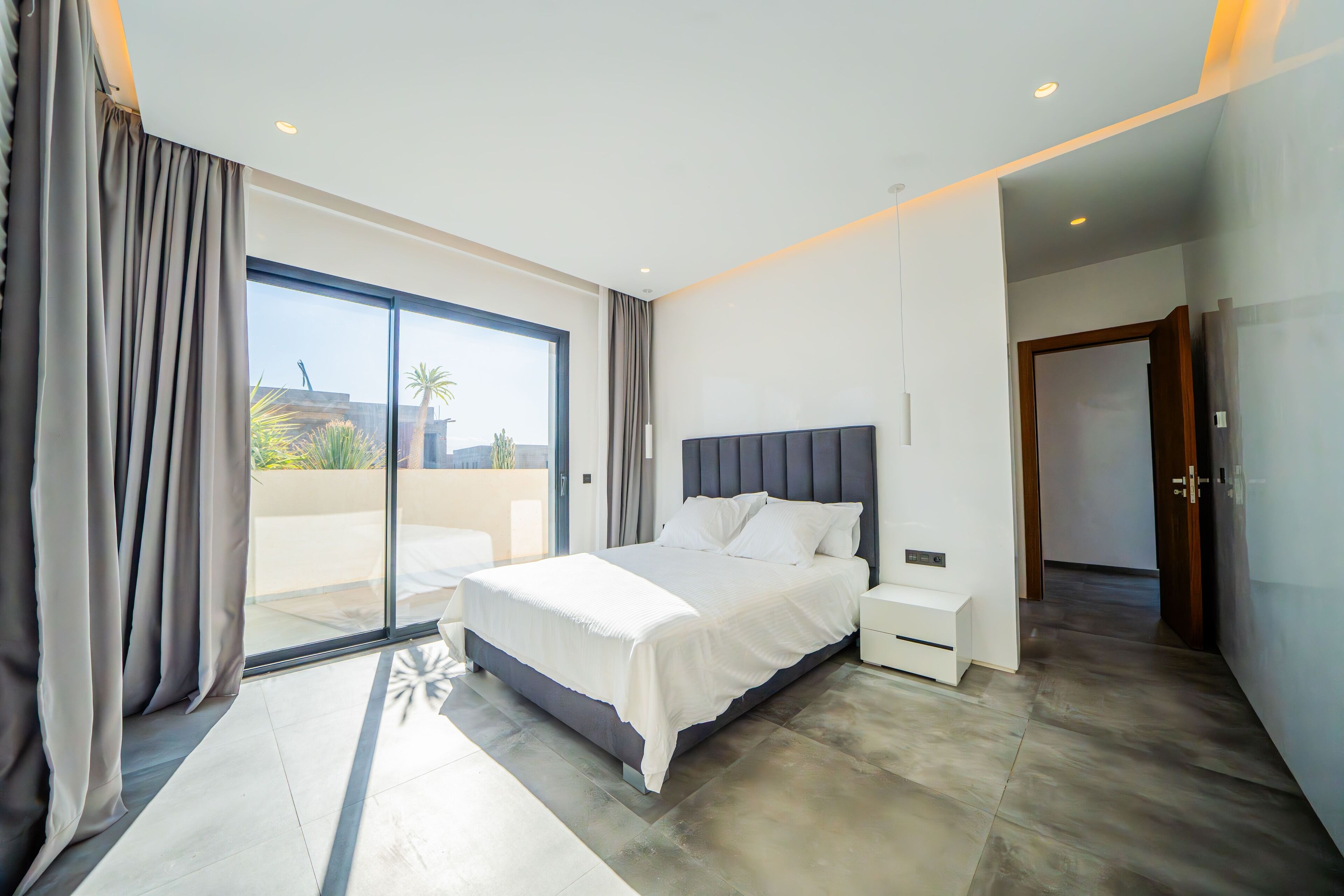 5 bedrooms, iron/ironing board, WiFi, bed sheets