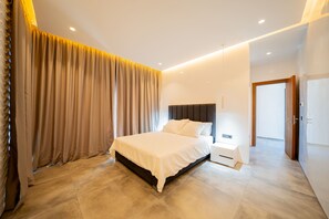 5 bedrooms, iron/ironing board, WiFi, bed sheets