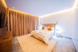 5 bedrooms, iron/ironing board, WiFi, bed sheets