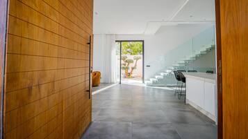 المنشأة من الداخل