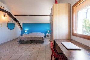 4 عدّة غرف نوم ومكواة/لوح كي وواي فاي وملاءات أسرّة