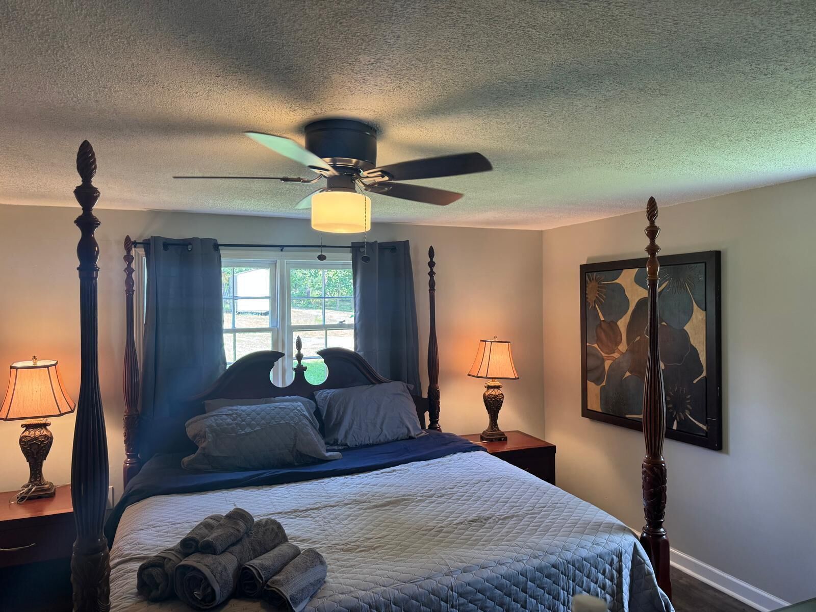 4 slaapkamers, een strijkplank/strijkijzer, gratis wifi, beddengoed