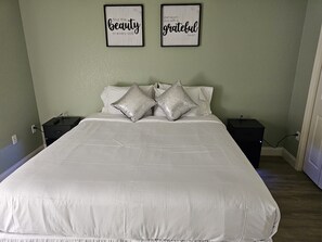 3 bedrooms, iron/ironing board, Internet, bed sheets - Vacation Home (Destin)