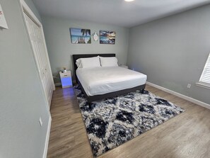 3 عدّة غرف نوم ومكواة/لوح كي وخدمة الإنترنت وملاءات أسرّة