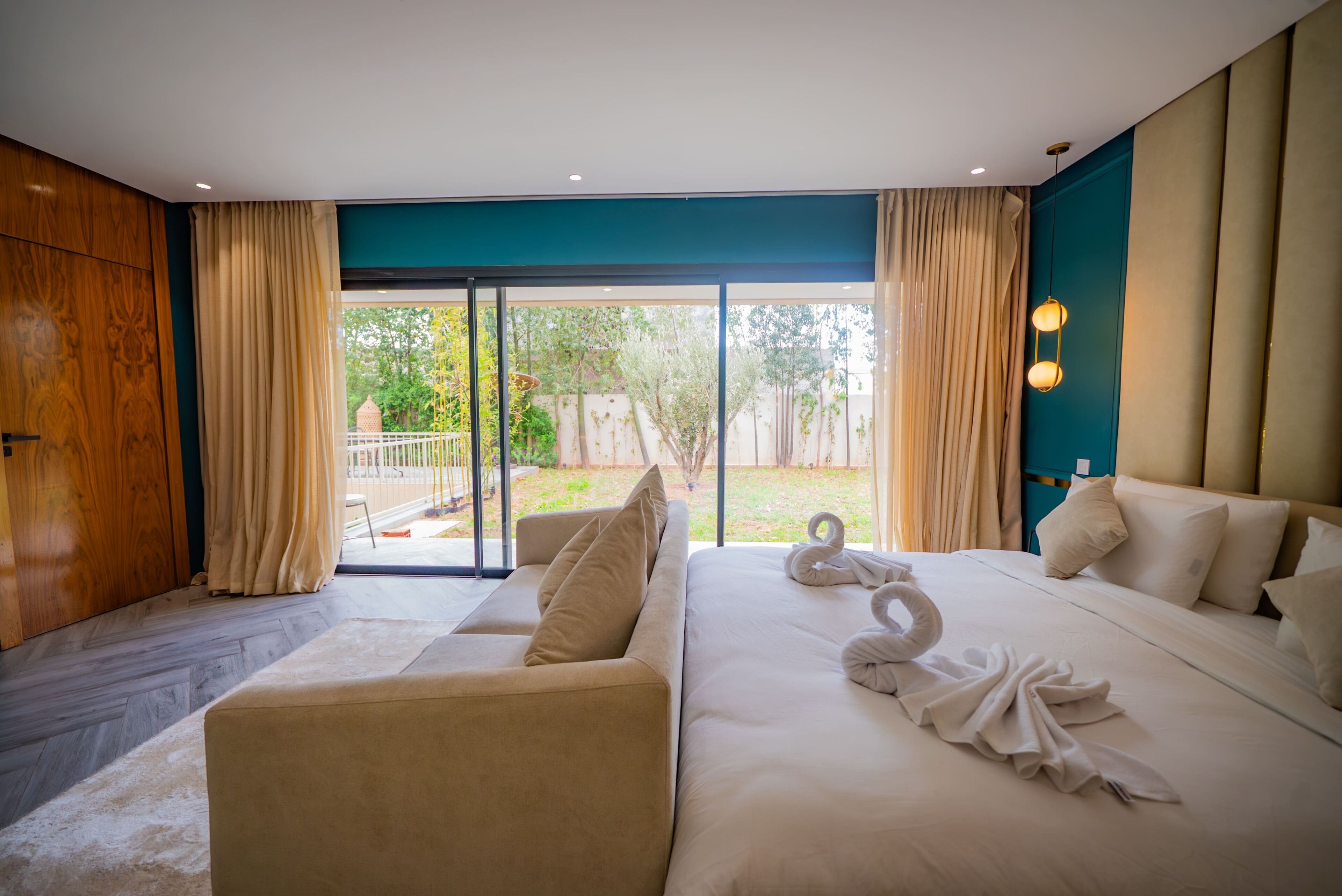 5 bedrooms, iron/ironing board, WiFi, bed sheets