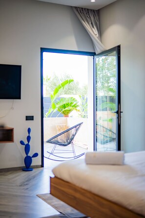 5 bedrooms, iron/ironing board, WiFi, bed sheets